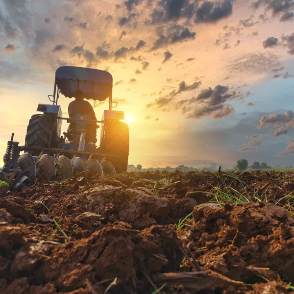 Tractor preparando tierra para la siembra de semillas